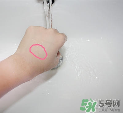 植村秀小燈泡584和784哪個白？植村秀小燈泡584和784對比