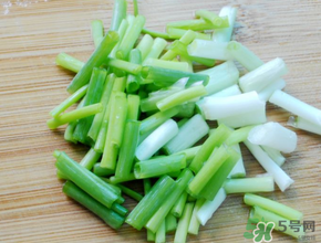 薺菜和蔥能一起吃嗎？薺菜餃子可以放蔥嗎？