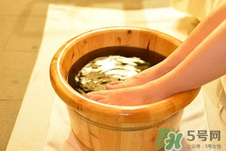 艾草泡腳治宮寒嗎？艾草泡腳對宮寒有用嗎？