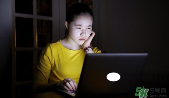 女人熬夜吃什么好？女人熬夜的危害有多大