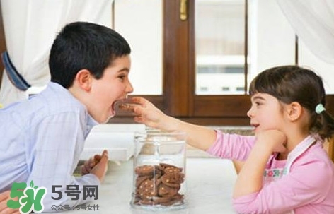 半夜吃零食會(huì)導(dǎo)致腦殘？半夜吃零食會(huì)不會(huì)腦殘