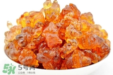 桃膠可以治療糖尿病嗎？桃膠能治什么?。?></p><p>5、治產(chǎn)后下痢赤白，里急后重疞痛：桃膠（焙干）、沉香、蒲黃（炒）各等分。為末。每服二錢，食前米飲下。</p><p>6、治虛熱作渴：桃膠如彈丸大，含之咽津。</p><p>7、治療胃痛、胃炎：取比黃豆粒大一點的桃膠清水洗凈，咀嚼碎碎的，溫開水送服，早晚各一次，堅持服用三十天，胃炎不再犯，吃任何涼東西胃不會再難受。</p><p style=