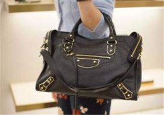 巴黎世家機(jī)車包正品多少錢？balenciaga機(jī)車包專柜價格