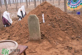 為什么新墳三年不能動土？新墳三年填土對誰不好？