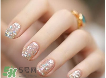 腳上的灰指甲怎么治療？腳上的灰指甲的治療方法