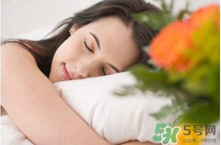 睡覺手腳發(fā)麻是怎么回事？睡覺手腳發(fā)麻是什么原因