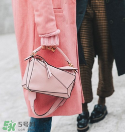loewe puzzle怎么背好看？loewe puzzle怎么搭配好看？