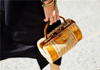 草編包怎么背好看？草編包怎么搭配好看？