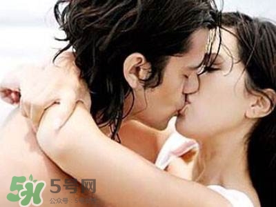 接吻時(shí)男生的手放哪里？接吻時(shí)男人的手摸哪里暴露性格