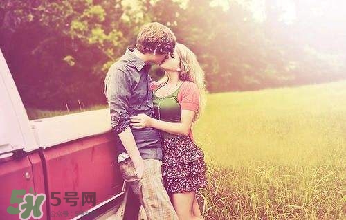 接吻時(shí)男生的手放哪里？接吻時(shí)男人的手摸哪里暴露性格