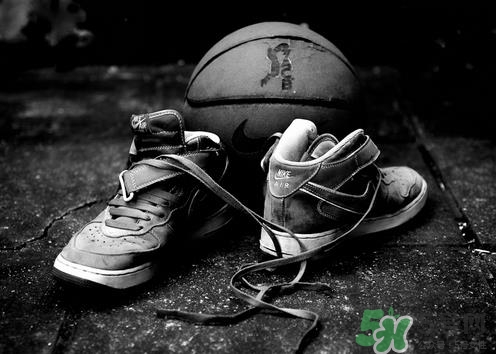 亞瑟士和耐克哪個(gè)好？asics和nike跑鞋哪個(gè)更好？