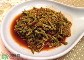 涼拌香椿要過水嗎？香椿涼拌前需要用開水焯一下嗎？