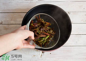 香椿為什么要用開(kāi)水燙？香椿用開(kāi)水燙多久？