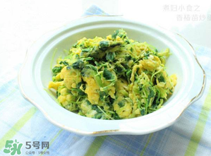 香椿炒雞蛋不能和什么同吃？香椿炒雞蛋什么人不能吃？