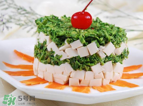香椿拌豆腐怎么做好吃？香椿拌豆腐放什么油？