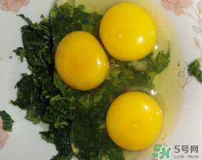 痛風(fēng)能吃香椿炒雞蛋嗎？痛風(fēng)患者吃香椿炒雞蛋好嗎？