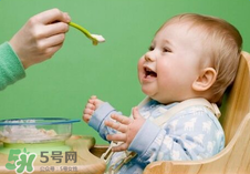 四個(gè)月的寶寶可以喝果汁嗎？寶寶四個(gè)月能喝果汁嗎？