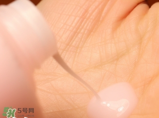 蘭嘉絲汀粉水和蘭蔻粉水哪個好？蘭嘉絲汀粉水和蘭蔻粉水對比