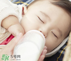 寶寶喝水喝奶要分開(kāi)用奶瓶嗎？奶瓶喝水和喝奶要分開(kāi)嗎？