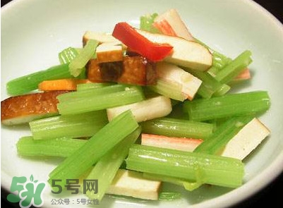 芹菜怎么炒好吃？芹菜怎么炒不苦
