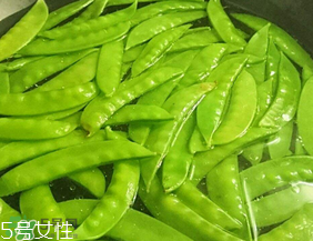 ?炒荷蘭豆要焯水嗎？荷蘭豆不焯水能吃嗎？