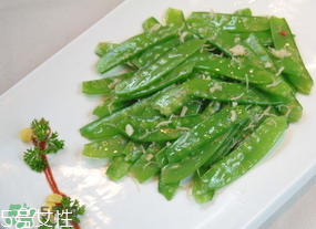 ?炒荷蘭豆要焯水嗎？荷蘭豆不焯水能吃嗎？