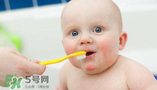 寶寶不肯刷牙一刷就哭怎么辦？怎么樣讓寶寶養(yǎng)成刷牙的習(xí)慣？