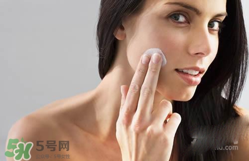 先用磨砂膏還是先用洗面奶？磨砂膏和洗面奶哪個(gè)先用？
