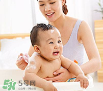 寶寶流鼻涕了還能洗澡嗎？寶寶夏天感冒能不能洗澡？
