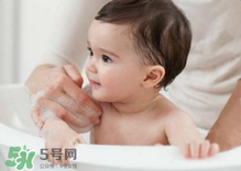 寶寶流鼻涕了還能洗澡嗎？寶寶夏天感冒能不能洗澡？