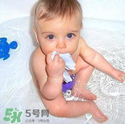 寶寶流鼻涕了還能洗澡嗎？寶寶夏天感冒能不能洗澡？
