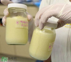 我的奶水發(fā)黃是怎么回事？ 哺乳期奶水發(fā)黃還可以喂奶嗎？