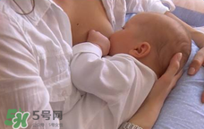 我的奶水發(fā)黃是怎么回事？ 哺乳期奶水發(fā)黃還可以喂奶嗎？
