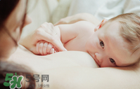 哺乳期奶水有血是什么原因？哺乳期奶水有血能喂奶嗎？