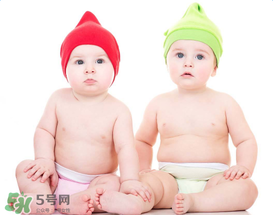 如何判斷新生兒已經(jīng)吃飽？新生兒吃飽了有什么表現(xiàn)？