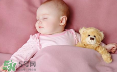 如何判斷新生兒已經(jīng)吃飽？新生兒吃飽了有什么表現(xiàn)？