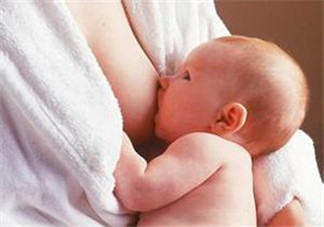 哺乳期奶水有血是什么原因？哺乳期奶水有血能喂奶嗎？