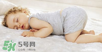 小孩開著燈睡覺好嗎？寶寶睡覺開著燈對身體有危害嗎？