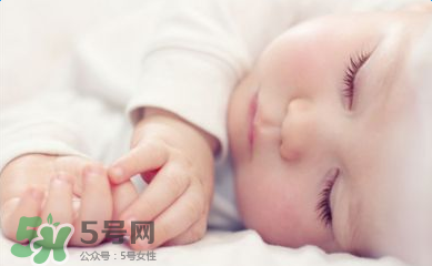 小孩開著燈睡覺好嗎？寶寶睡覺開著燈對身體有危害嗎？