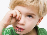 寶寶總是拿手揉眼睛是怎么了？寶寶眼睛癢怎么處理？