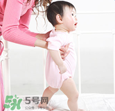 寶寶一歲多了還不會走路怎么辦？寶寶走路晚是什么原因造成的