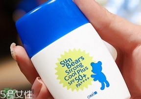 近江兄弟防曬霜紅色藍(lán)色哪個(gè)好？近江兄弟小熊防曬霜紅色藍(lán)色對(duì)比