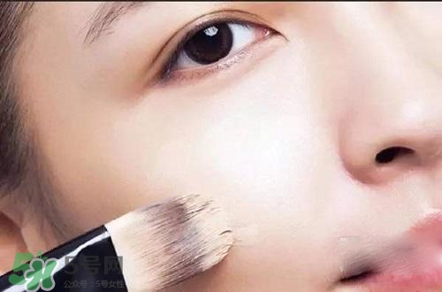 粉底液可以涂在眼部嗎？粉底液涂在眼部有什么危害？