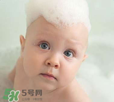 寶寶頭皮上的污垢可以摳掉嗎？寶寶頭上的頭垢該怎么處理？