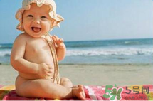 夏日海邊寶寶游泳怎么防曬？海邊親子游泳防曬注意事項
