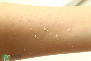 ajuste防曬噴霧哪個顏色好？ajuste防曬噴霧藍色綠色白色區(qū)別
