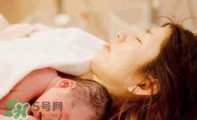 產(chǎn)后皮膚干燥起皮又很癢是怎么回事？生完小孩后皮膚特干怎么辦？