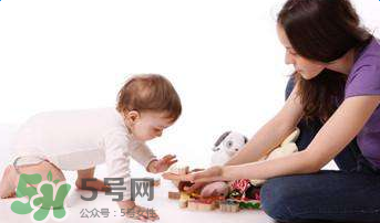 一歲寶寶玩什么游戲好？一歲寶寶適合玩什么游戲？