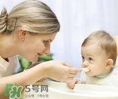 嬰兒吃魚肝油能打預(yù)防針嗎？嬰兒吃魚肝油影不影響打預(yù)防針？