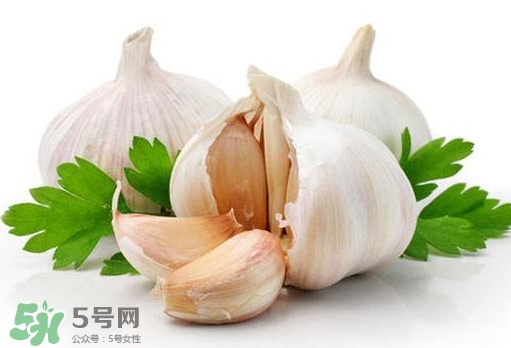 蒜頭能生吃嗎？蒜頭生吃好還是熟吃好